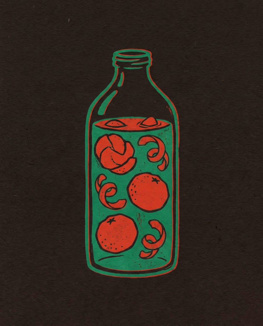 Stampa serigrafica di una bottiglia di infuso con agrumi, nei verdi e nei rossi del locale